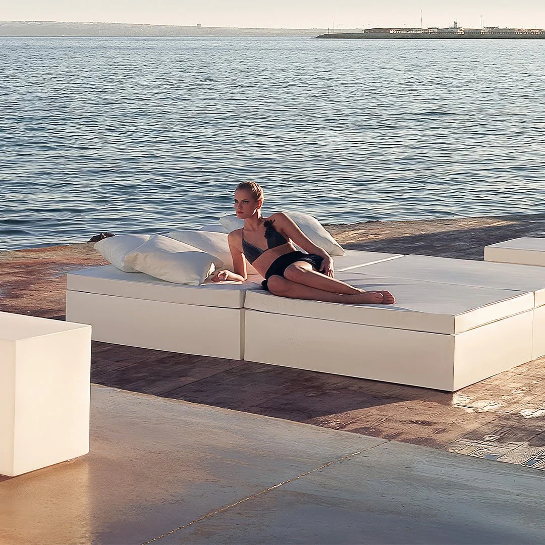 Jut Chill Single Daybed with Pillows - Modern Patio Furniture