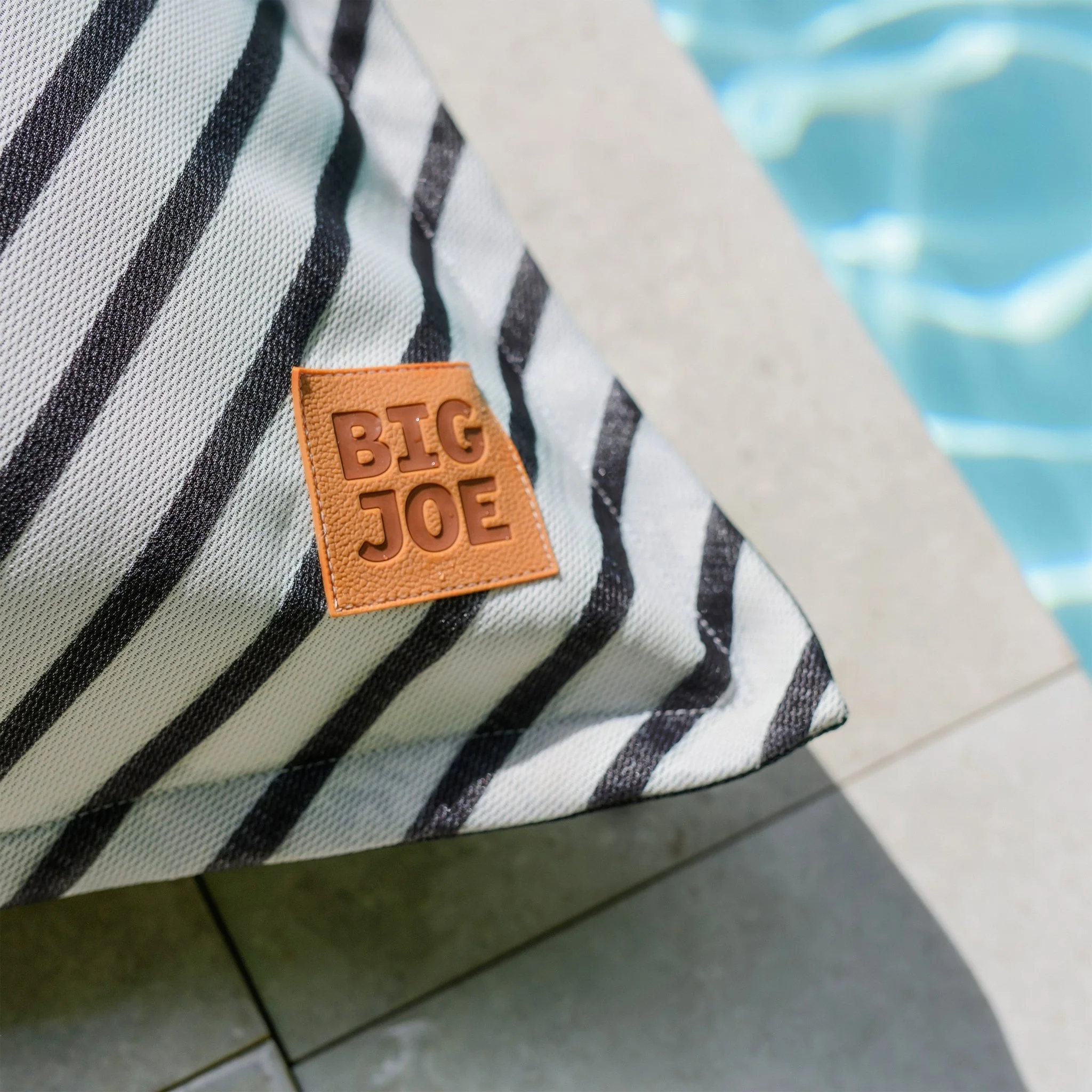 Lux Lagoon Lounger - Pool Float - Image 18